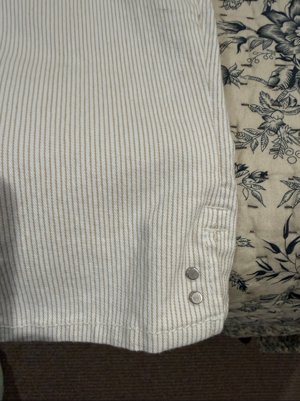 Gloria Vanderbilt creme Cropped Straight-Leg pants with Hem Buttons pin striped - Picture 4 of 5